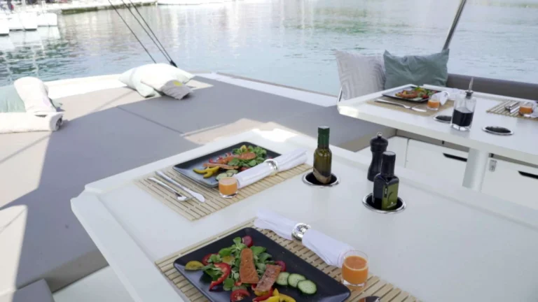 Bali 5.4 NAMASTE OF BALI – foredeck dining