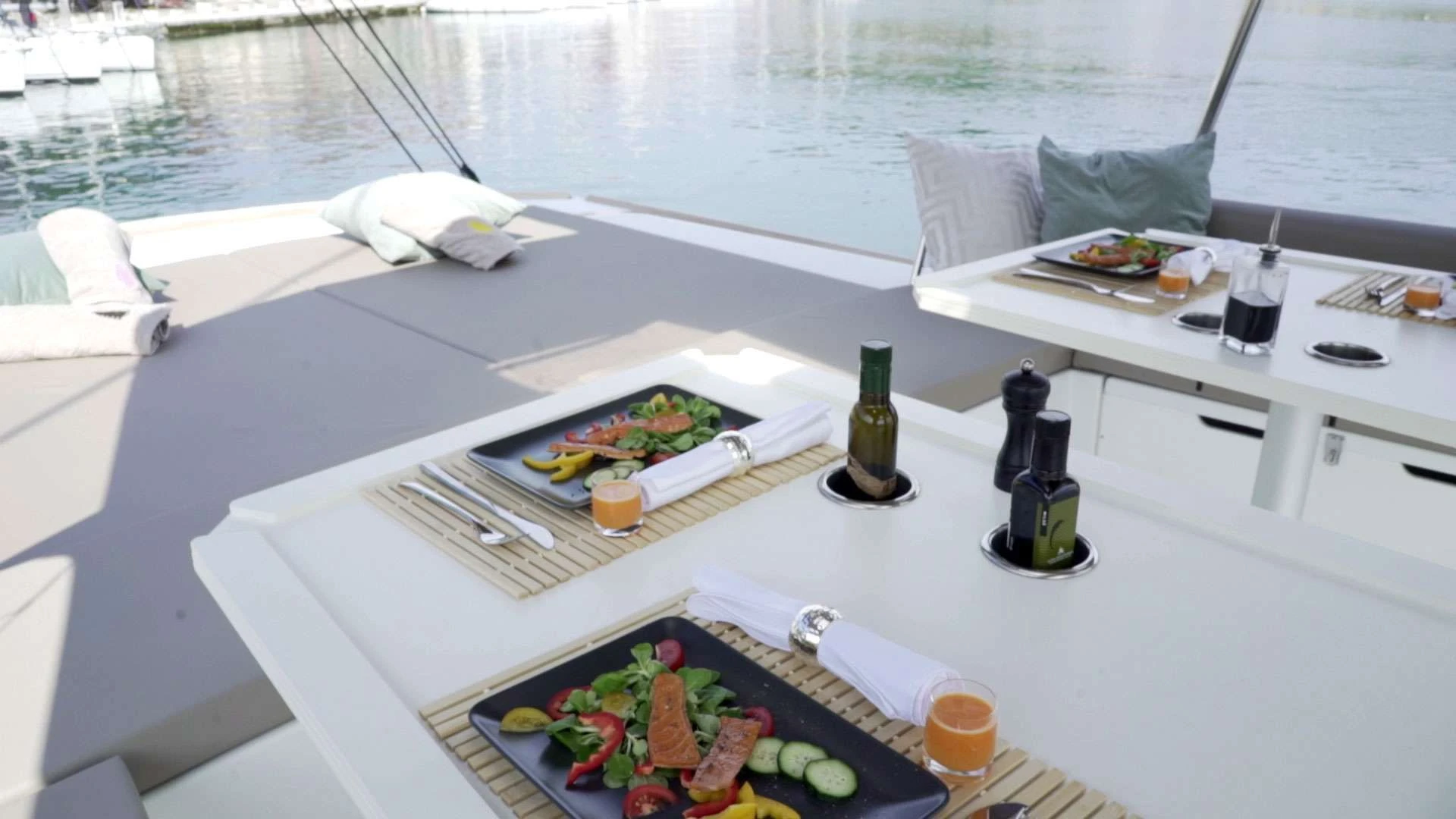 Bali 5.4 NAMASTE OF BALI – foredeck dining