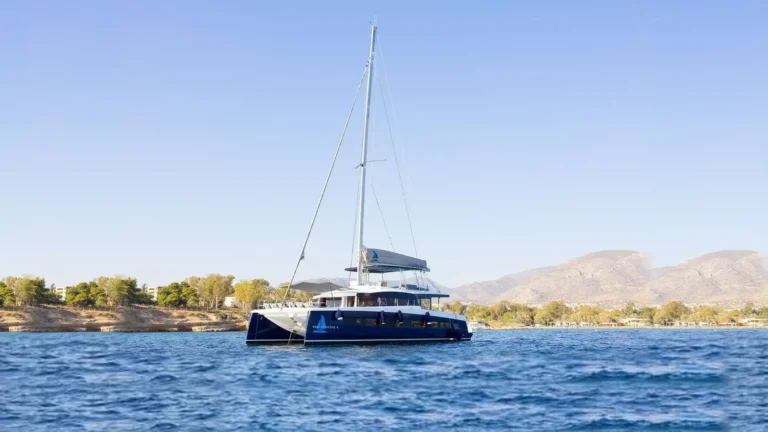 Bali 5.8 NEW HORIZONS 4 – At anchor
