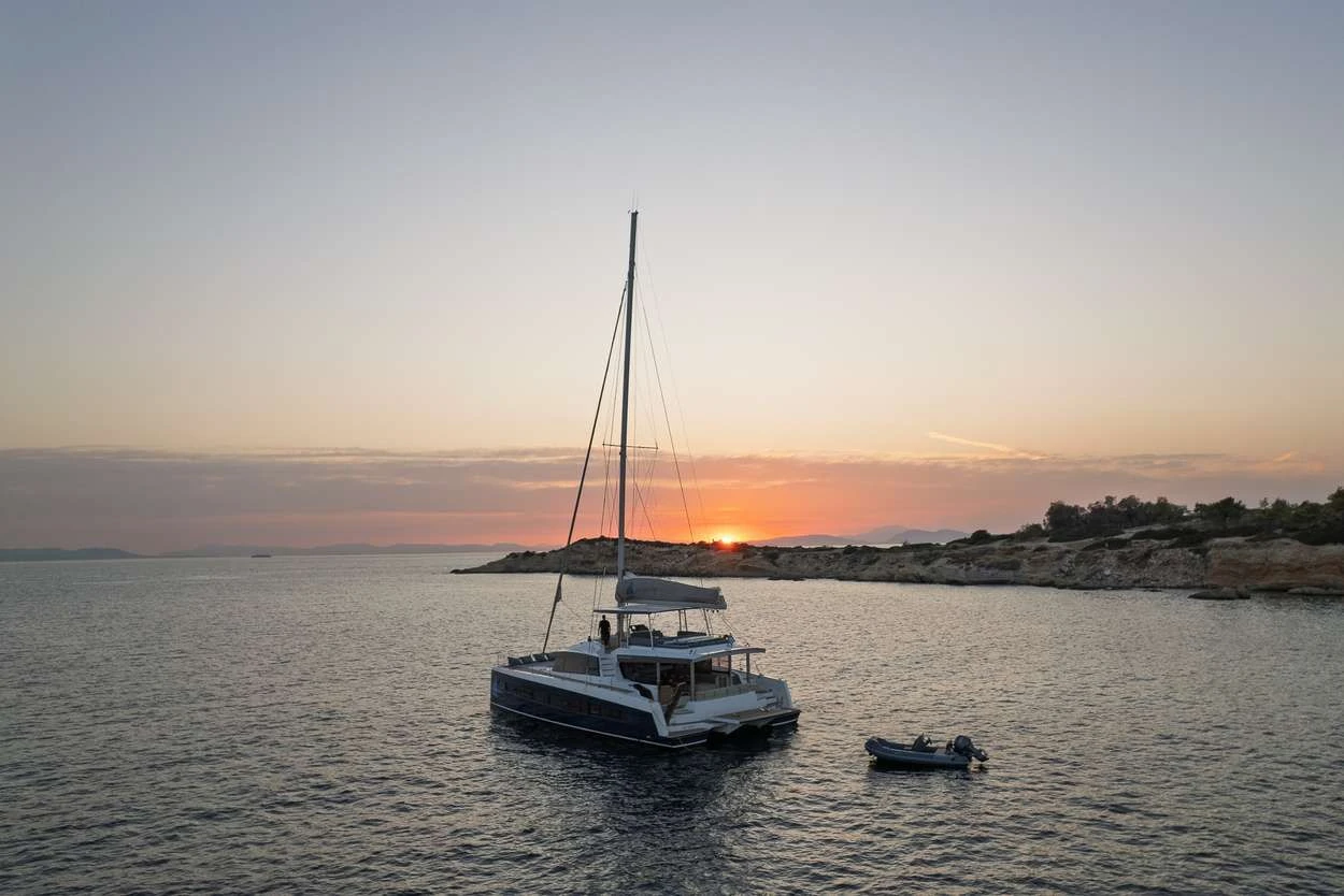 Bali 5.8 NEW HORIZONS 4 – At anchor at sunset