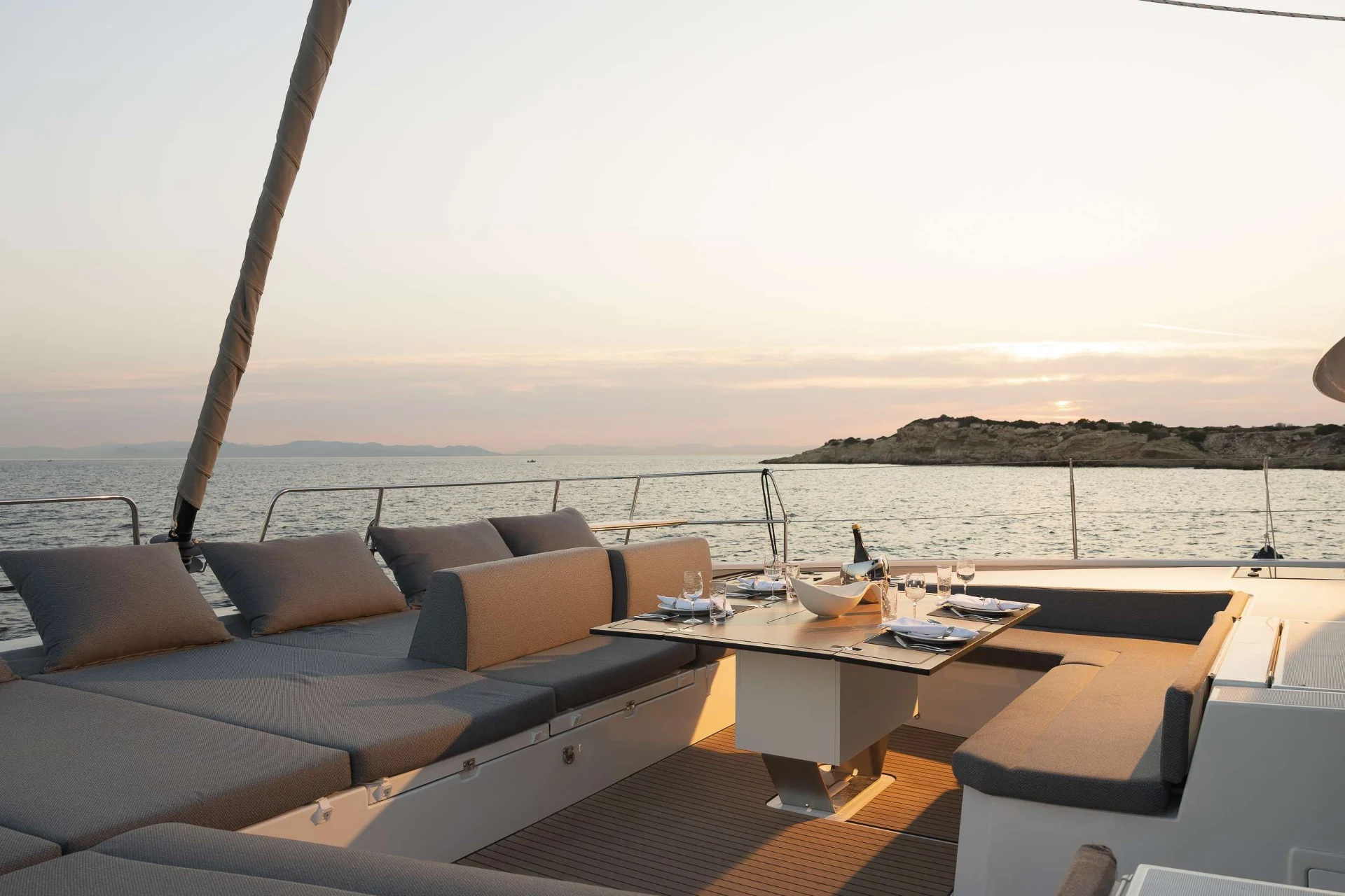 Bali 5.8 NEW HORIZONS 4 – Flybridge lounge at sunset