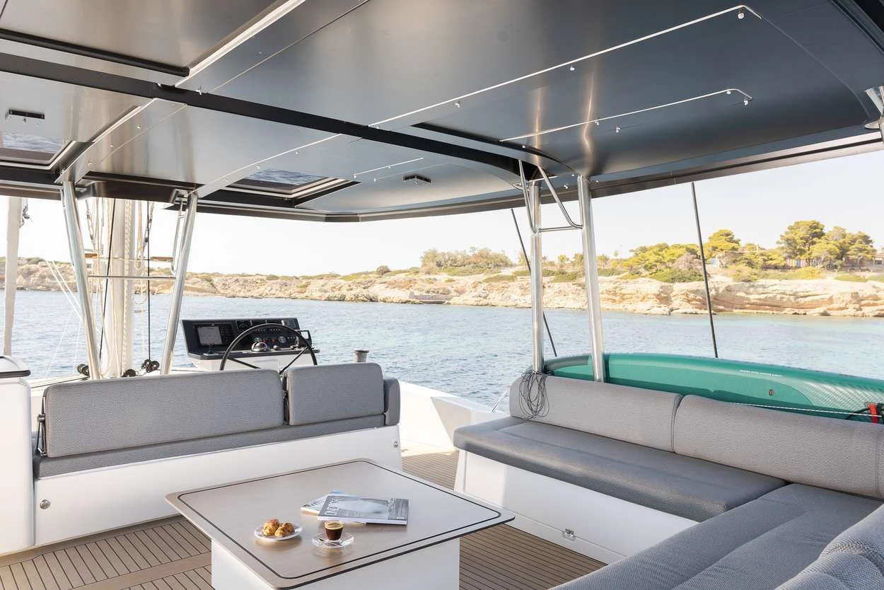 Bali 5.8 NEW HORIZONS 4 – Flybridge with hard top
