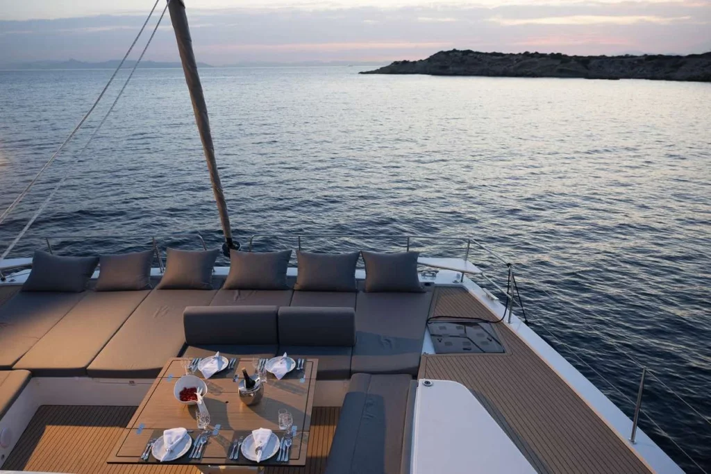 Bali 5.8 NEW HORIZONS 4 – Foredeck lounge