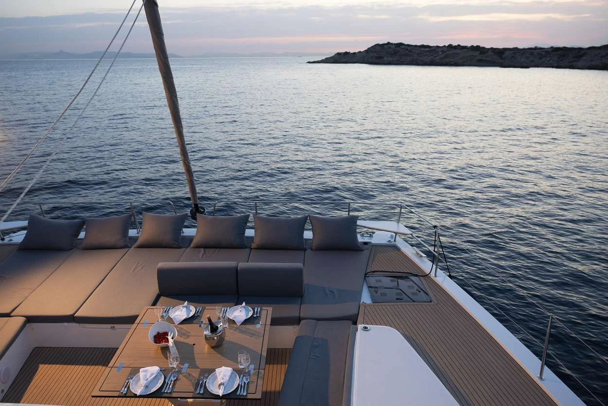 Bali 5.8 NEW HORIZONS 4 – Foredeck lounge