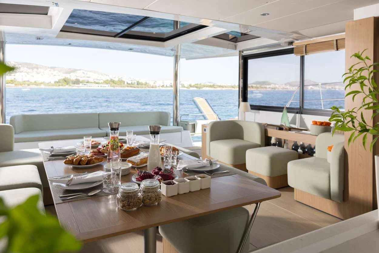 Bali 5.8 NEW HORIZONS 4 – Saloon dining