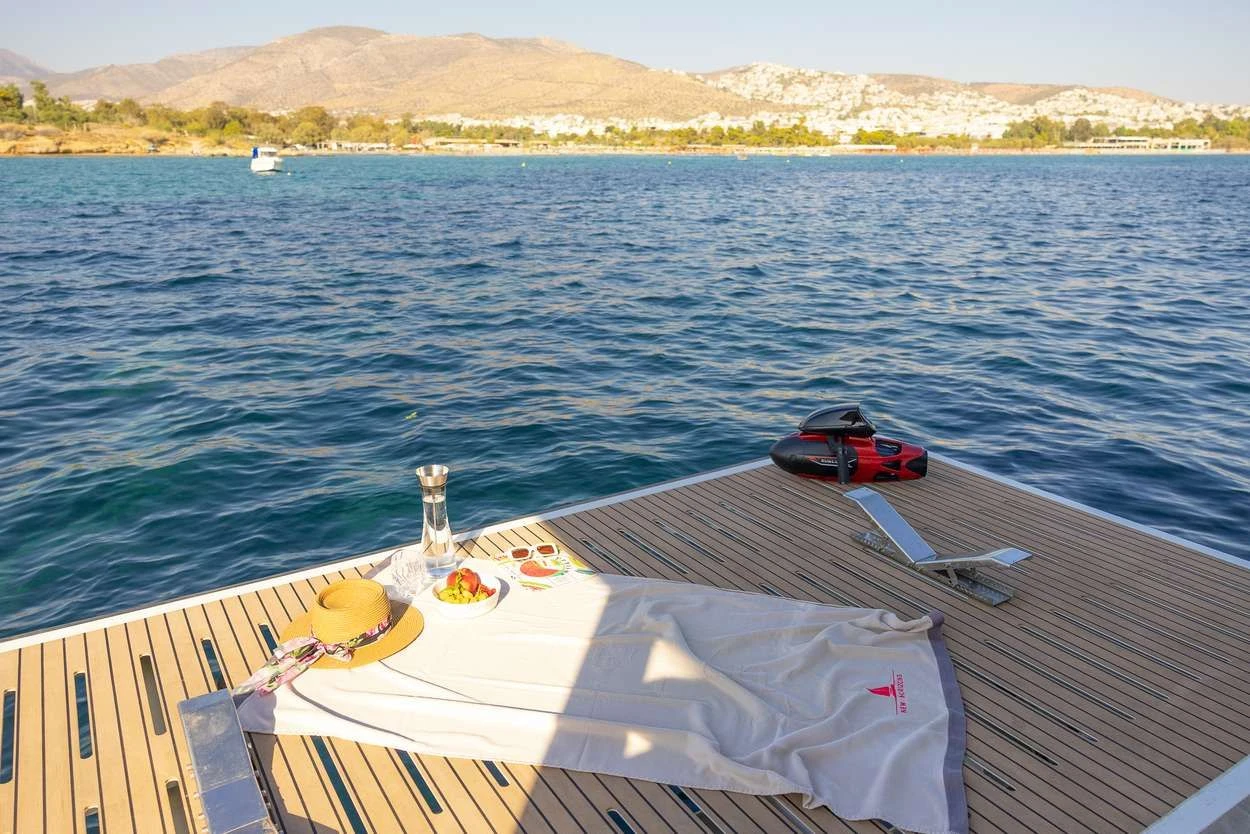 Bali 5.8 NEW HORIZONS 4 – Foredeck breakfast