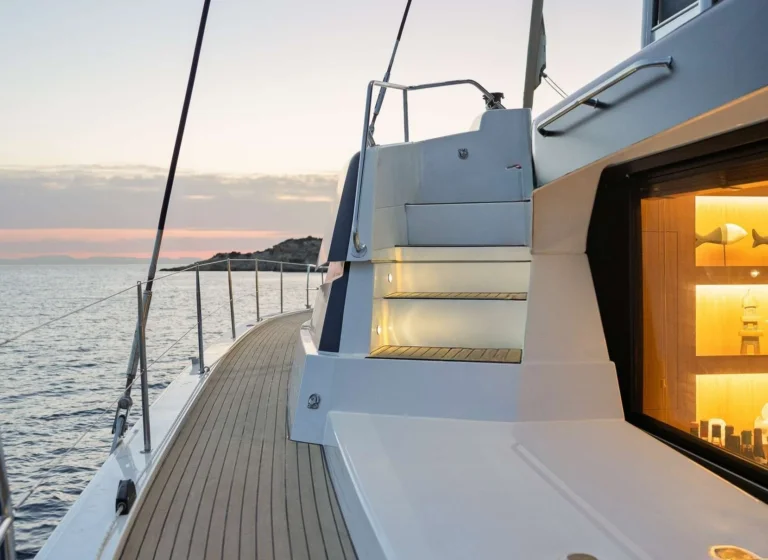 Bali 5.8 NEW HORIZONS 4 – Side deck at dusk