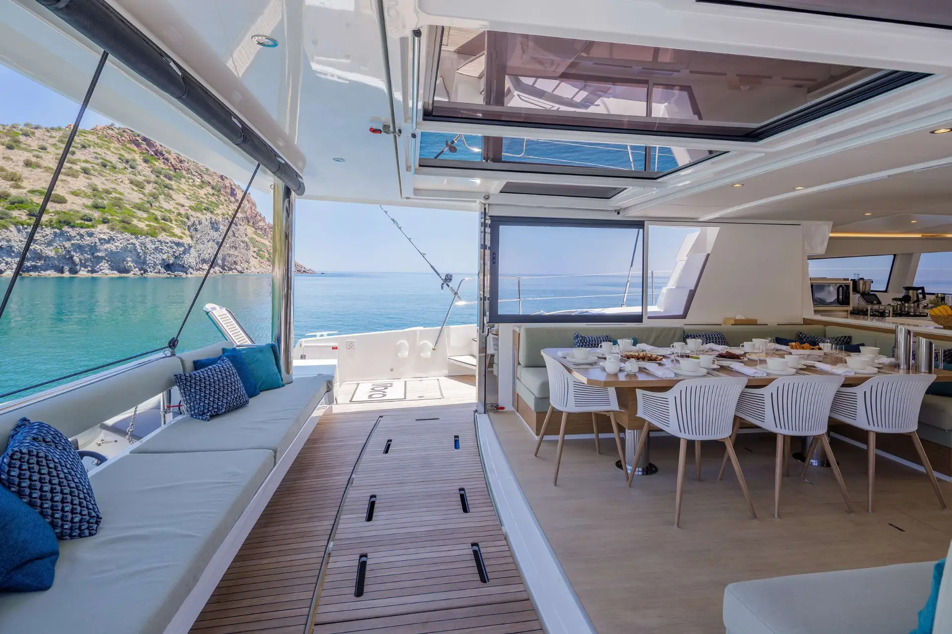 Bali 5.4 LIBRA – Saloon and cockpit
