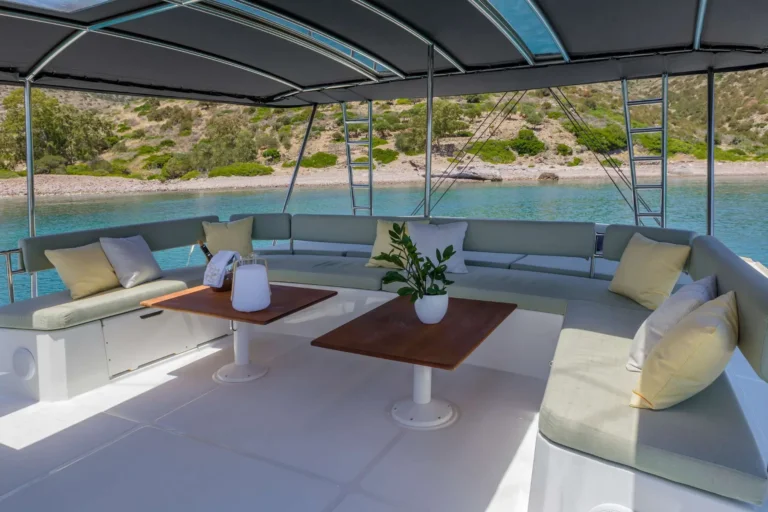 Bali 5.4 LIBRA – Flybridge lounge