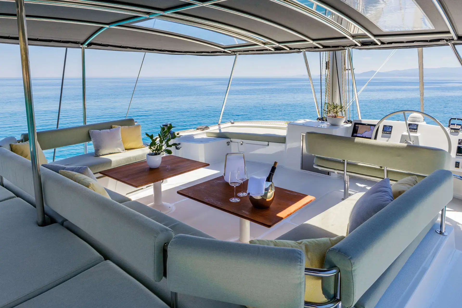 Bali 5.4 LIBRA – Flybridge helm and seating