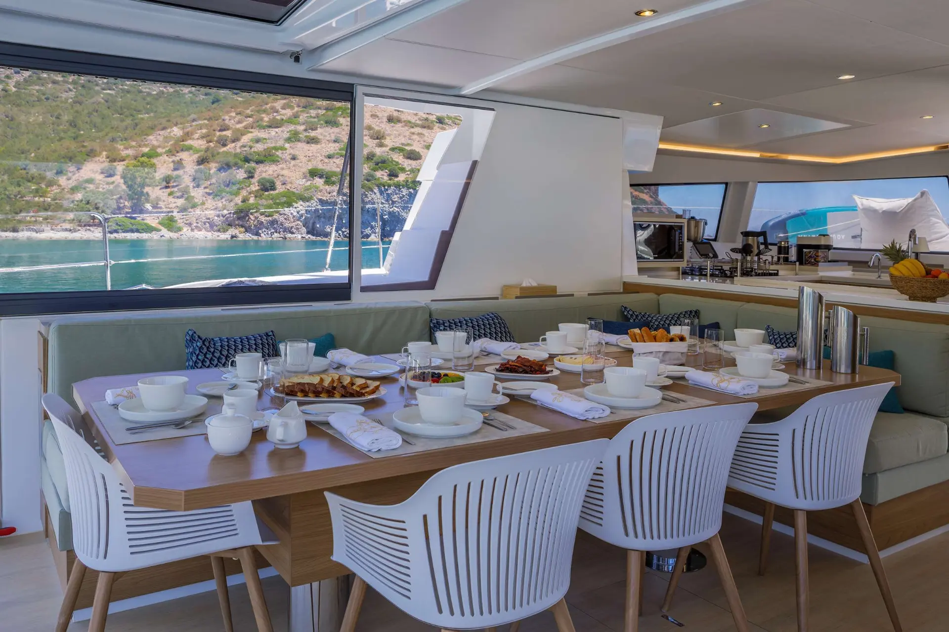 Bali 5.4 LIBRA – Cockpit dining