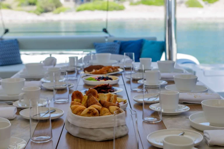 Bali 5.4 LIBRA – Breakfast table