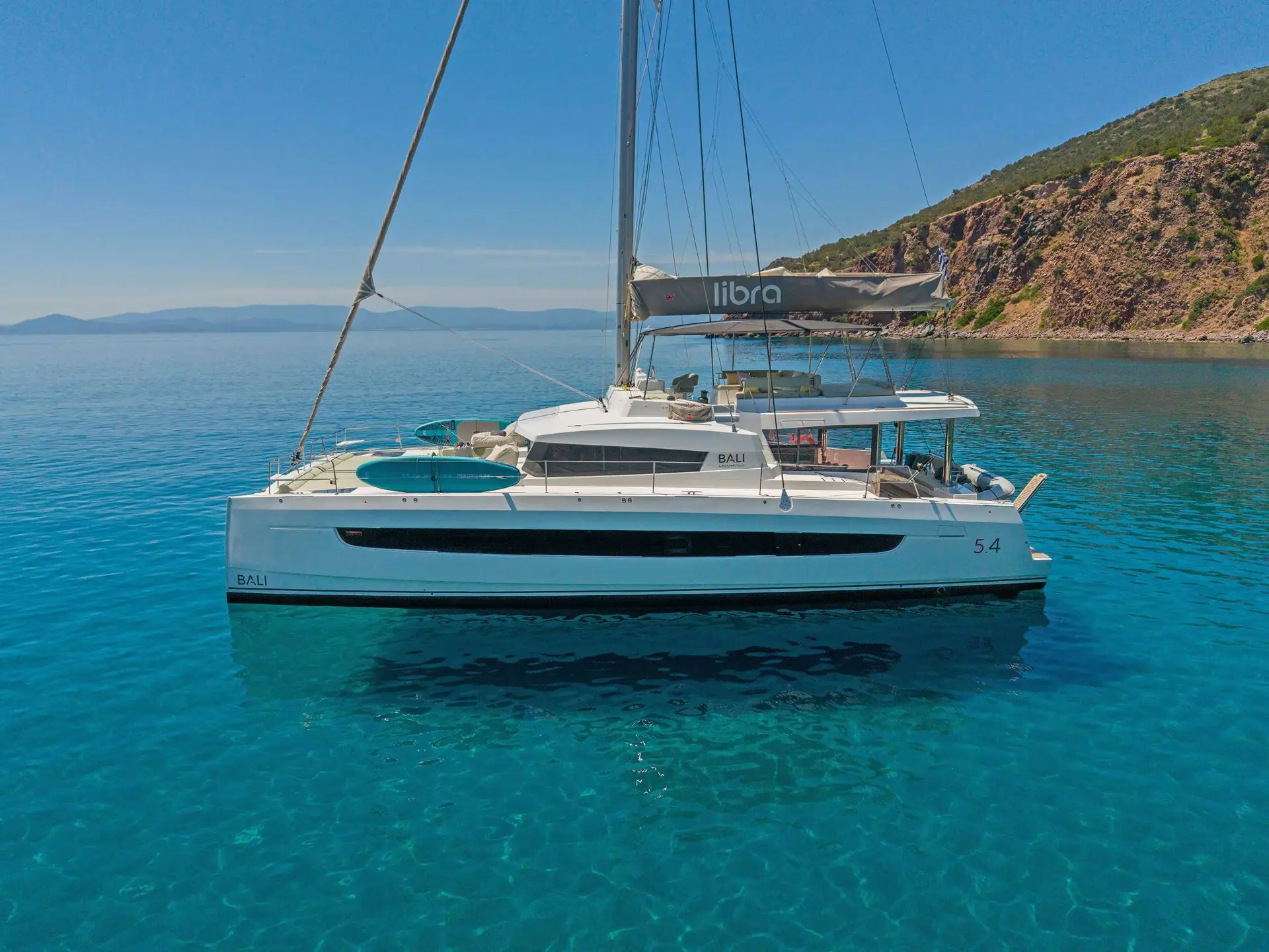 Bali 5.4 LIBRA – Side view at anchor