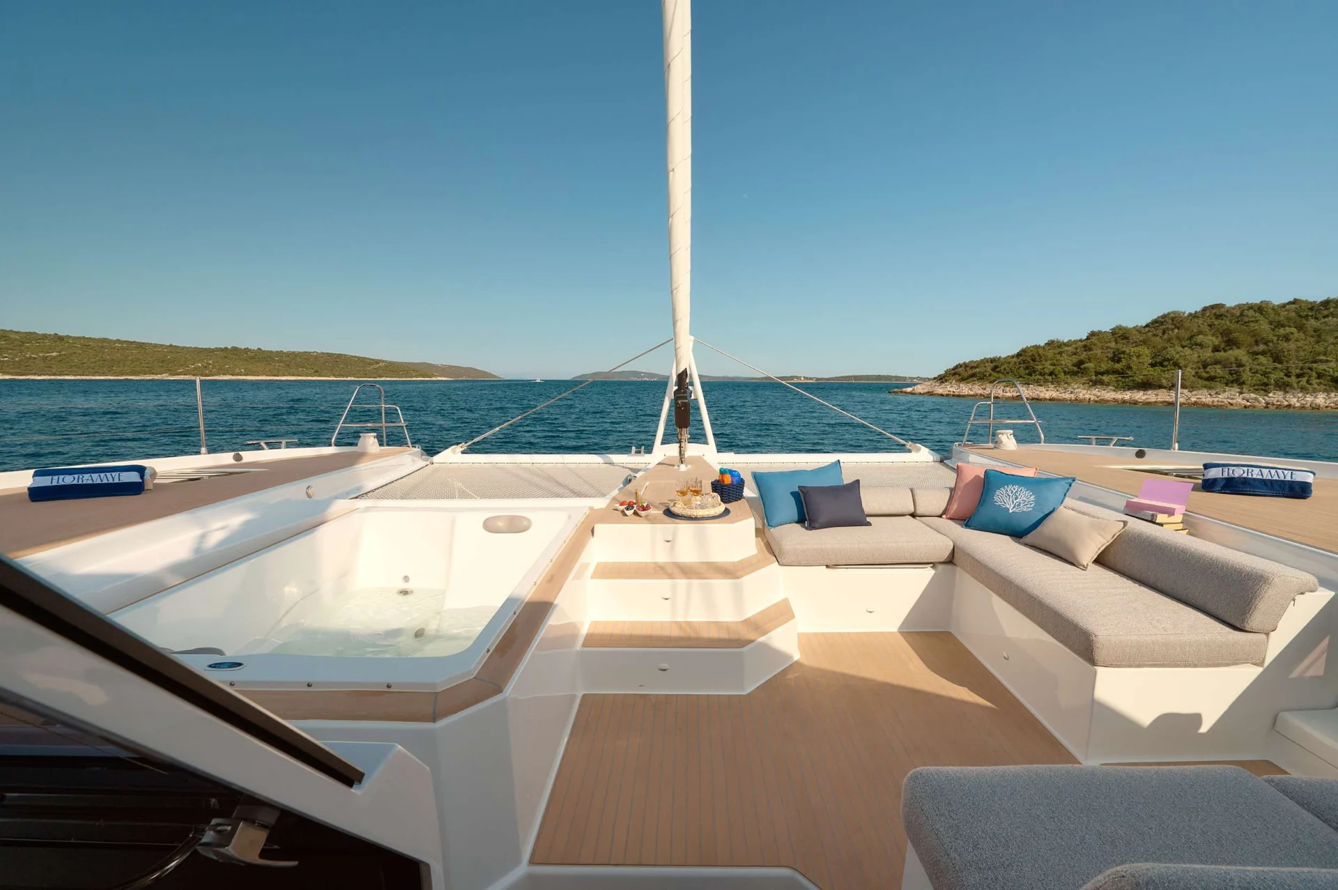 Fountaine Pajot 67 FLORAMYE – Foredeck Jacuzzi