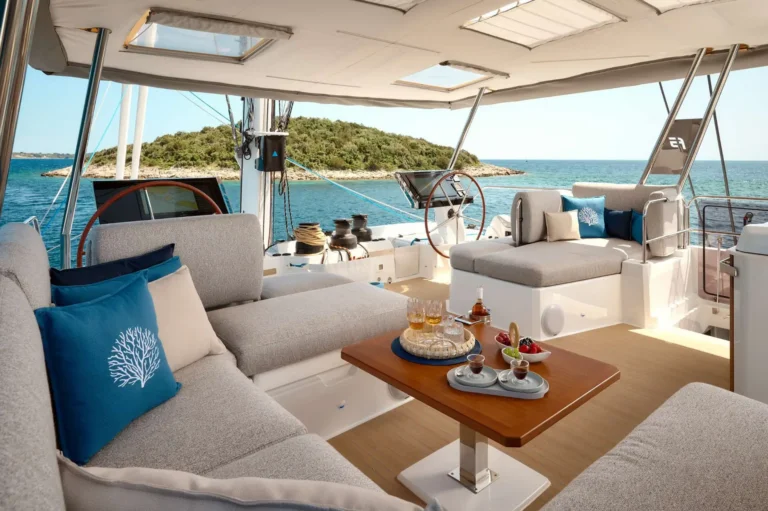 Fountaine Pajot 67 FLORAMYE – Flybridge lounge