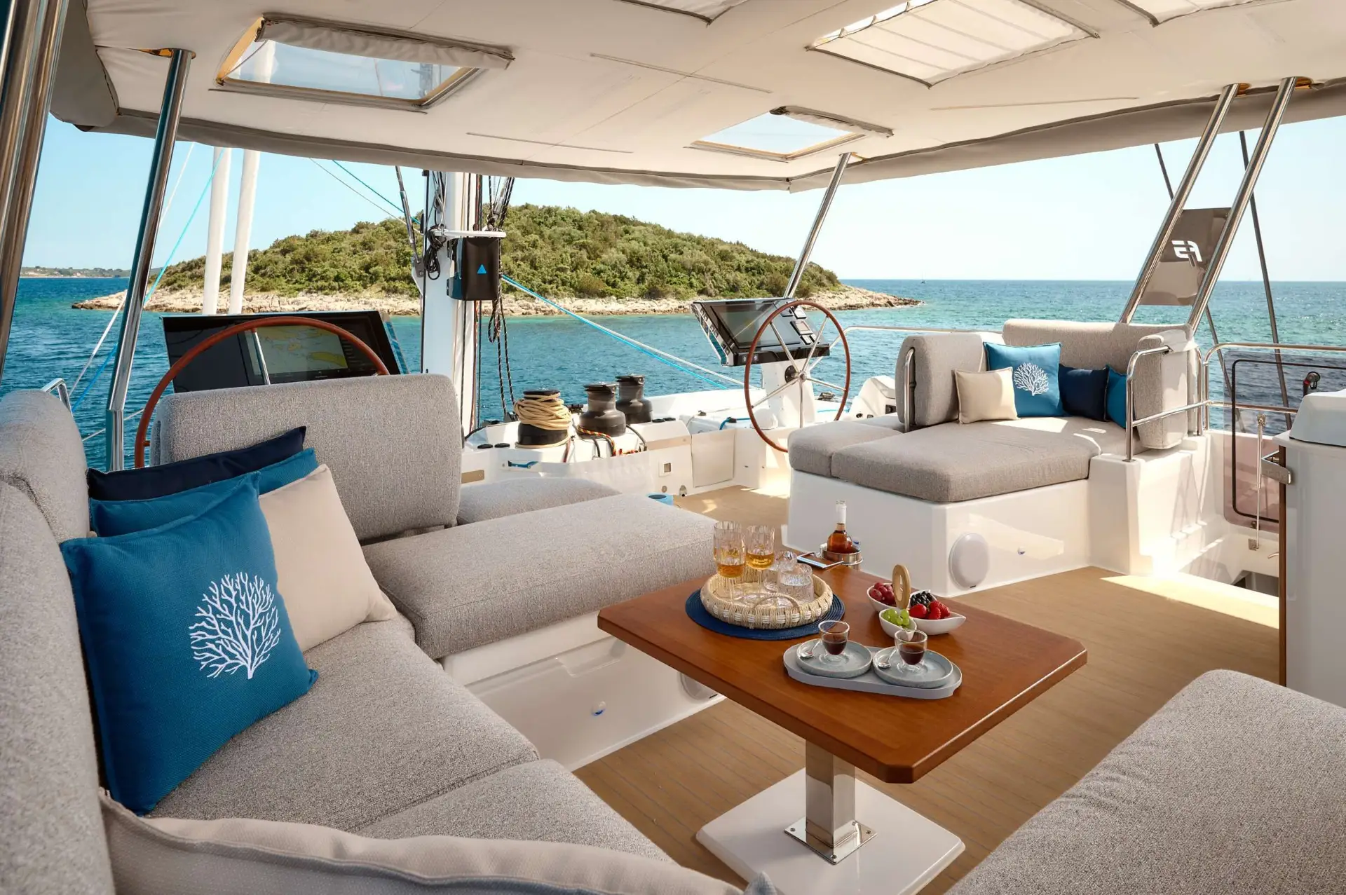 Fountaine Pajot 67 FLORAMYE – Flybridge lounge