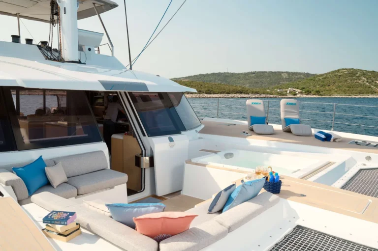 Fountaine Pajot 67 FLORAMYE – Foredeck lounge and Jacuzzi