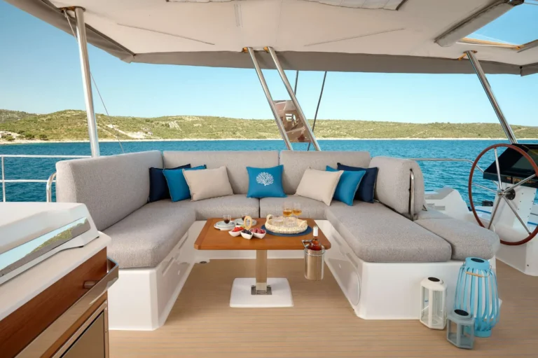 Fountaine Pajot 67 FLORAMYE – Flybridge dining