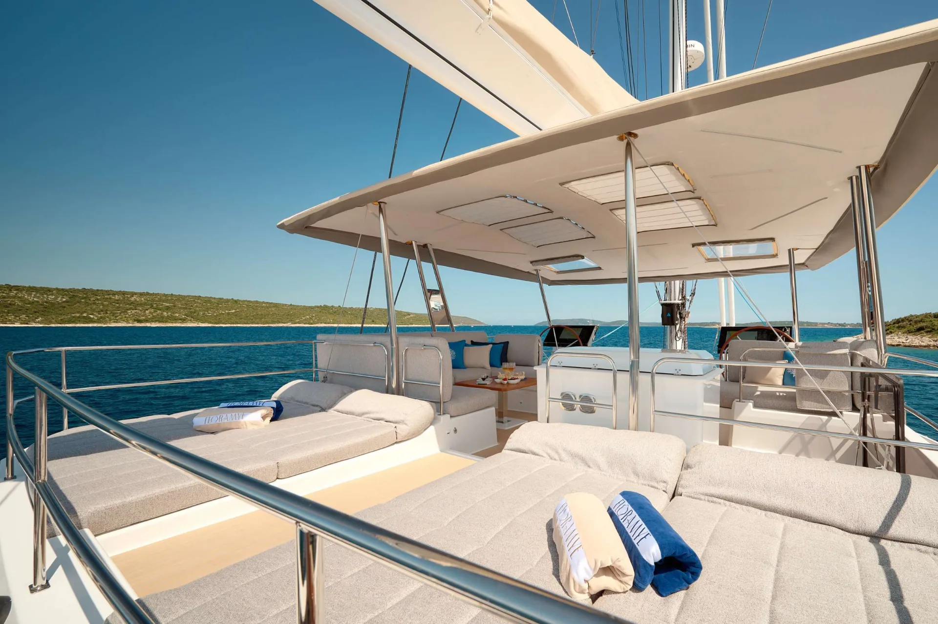 Fountaine Pajot 67 FLORAMYE – Flybridge sunbeds