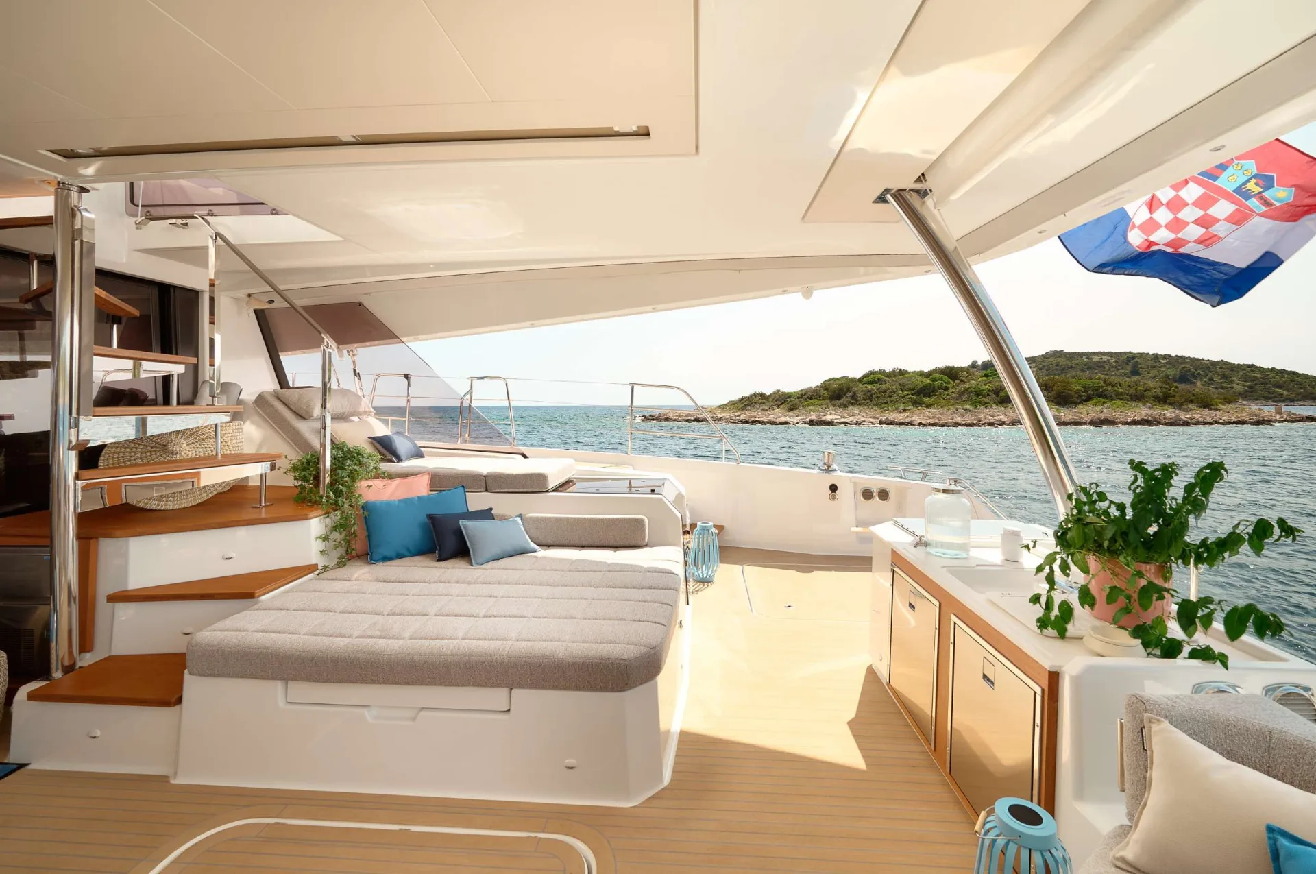Fountaine Pajot 67 FLORAMYE – Aft deck sunbed