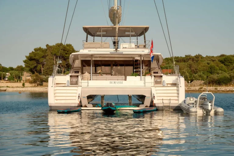 Fountaine Pajot 67 FLORAMYE – Stern and swim platform