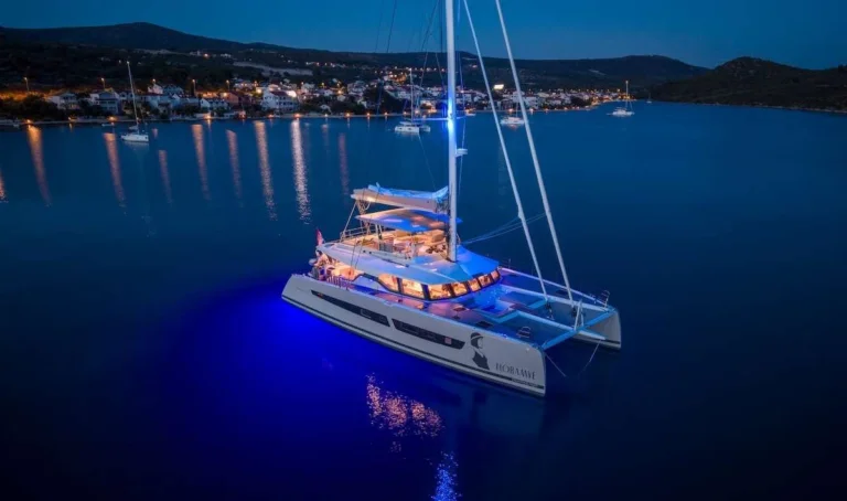 Fountaine Pajot 67 FLORAMYE – At anchor by night