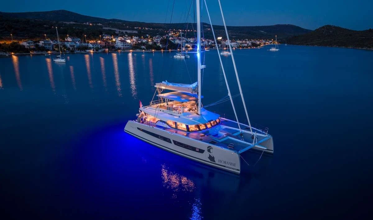 Fountaine Pajot 67 FLORAMYE – At anchor by night
