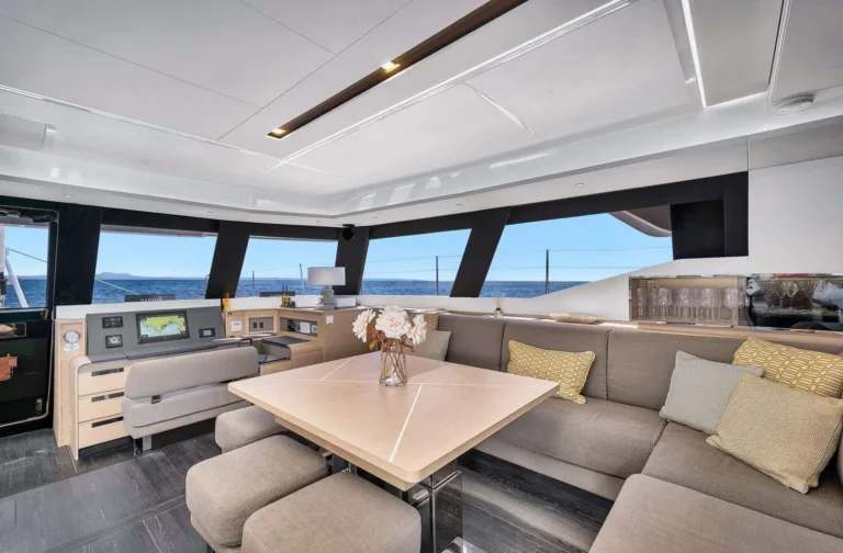 Fountaine Pajot 67 NEOW – Saloon dining