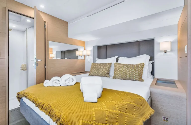 Fountaine Pajot 67 NEOW – Queen guest cabin
