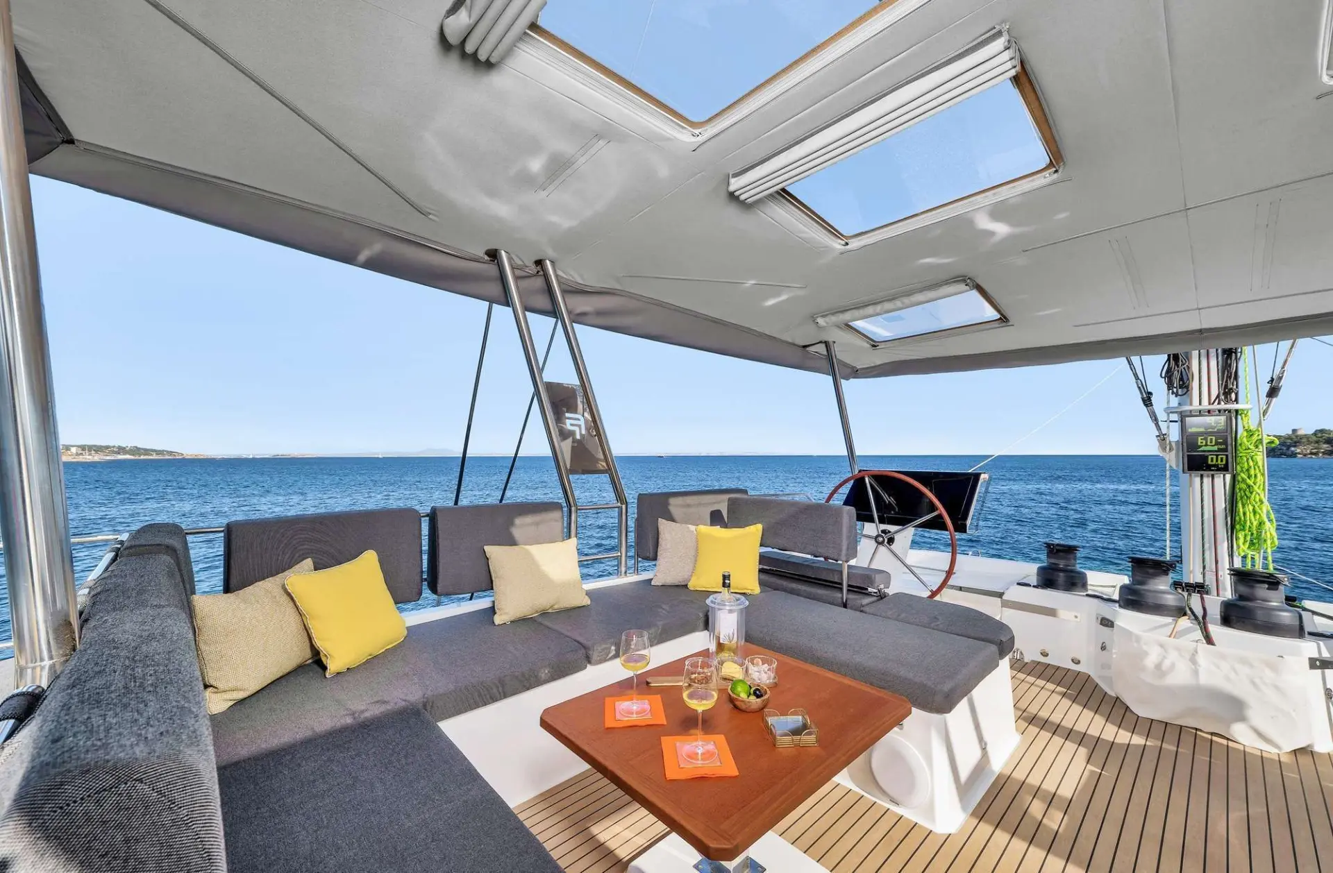Fountaine Pajot 67 NEOW – Flybridge lounge