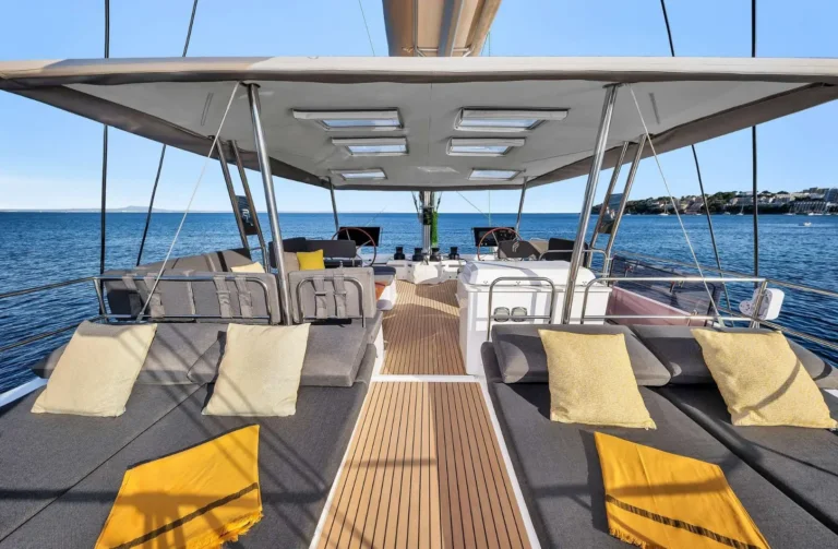 Fountaine Pajot 67 NEOW – Flybridge sunbeds