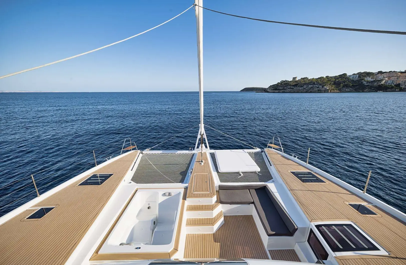 Fountaine Pajot 67 NEOW – Foredeck with Jacuzzi