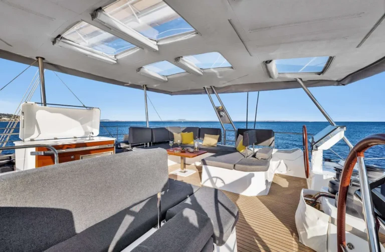Fountaine Pajot 67 NEOW – Flybridge seating
