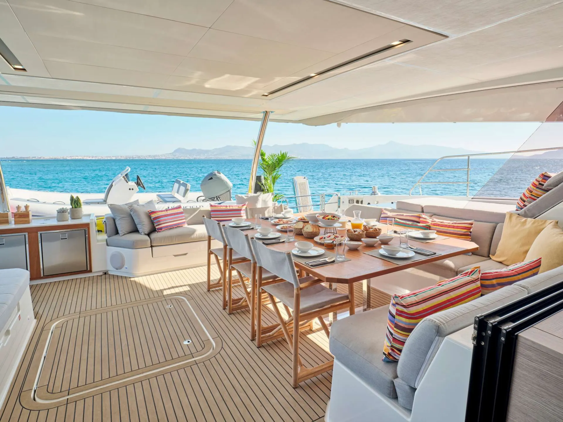 Fountaine Pajot Power 67 ALENA – Aft deck dining