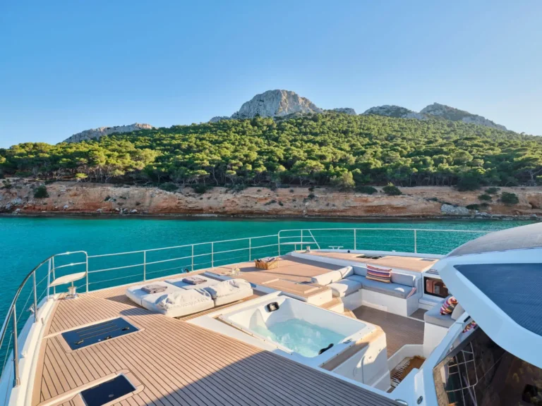 Fountaine Pajot Power 67 ALENA – Foredeck