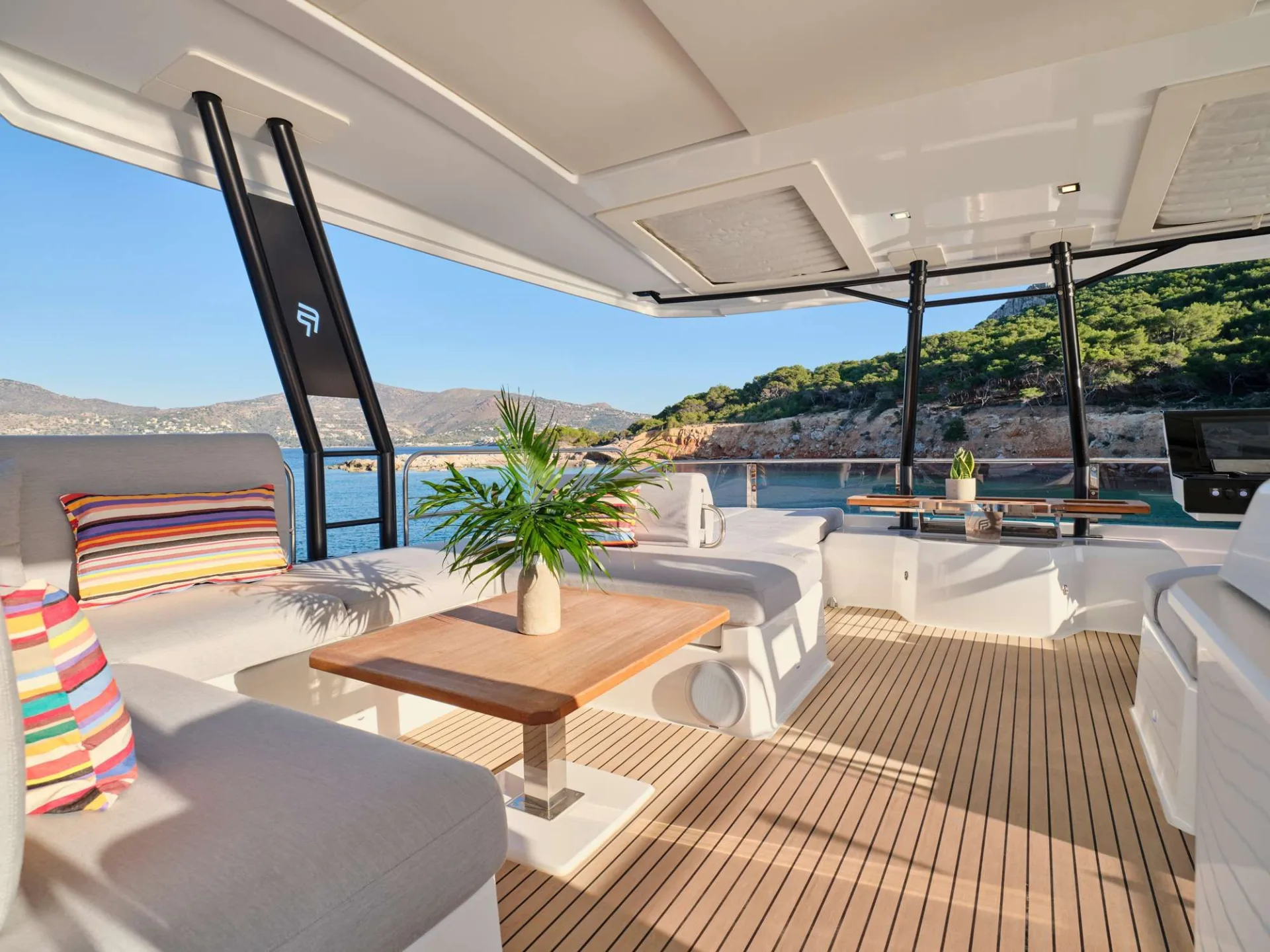 Fountaine Pajot Power 67 ALENA – Flybridge lounge