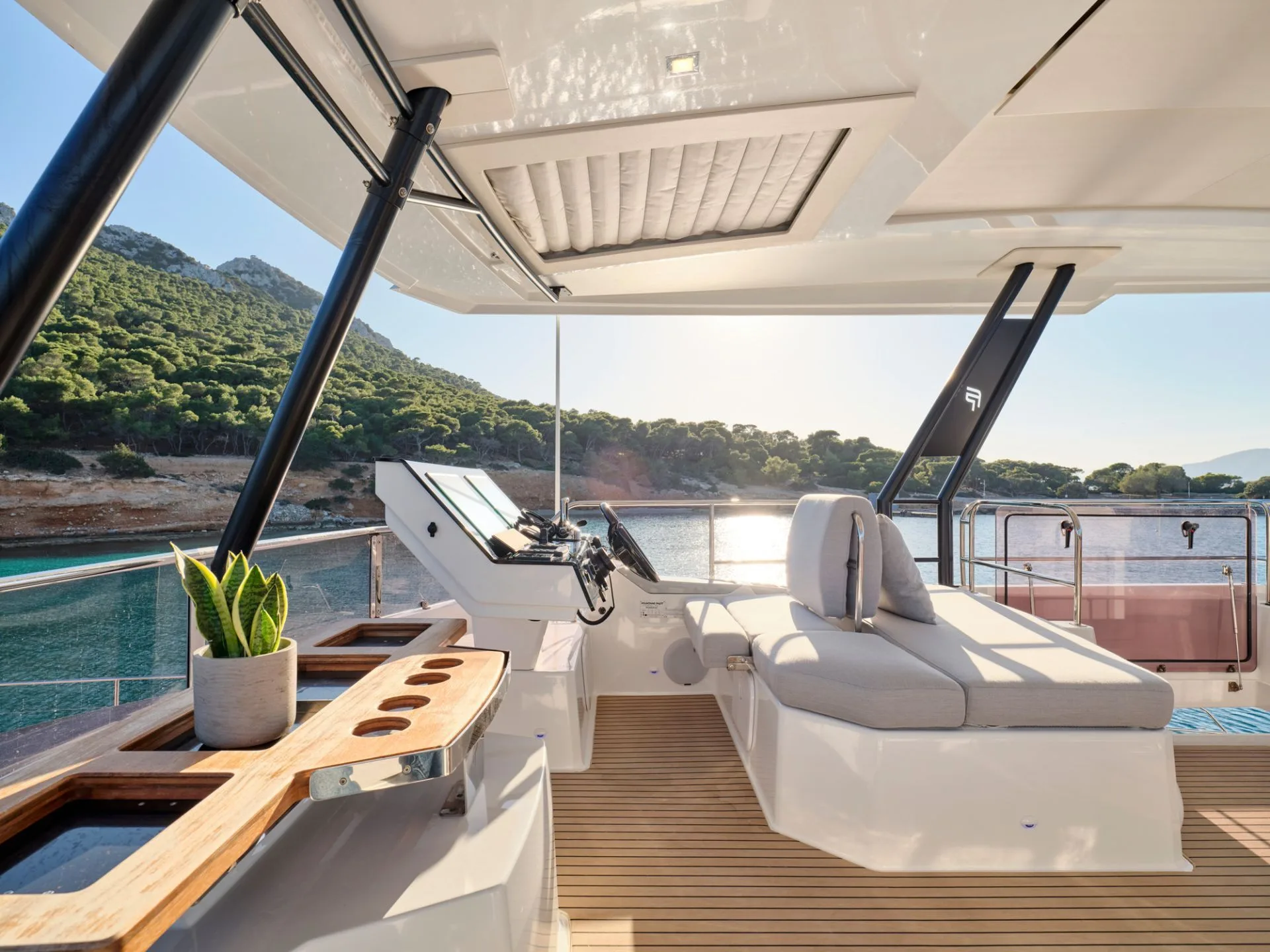 Fountaine Pajot Power 67 ALENA – Flybridge helm