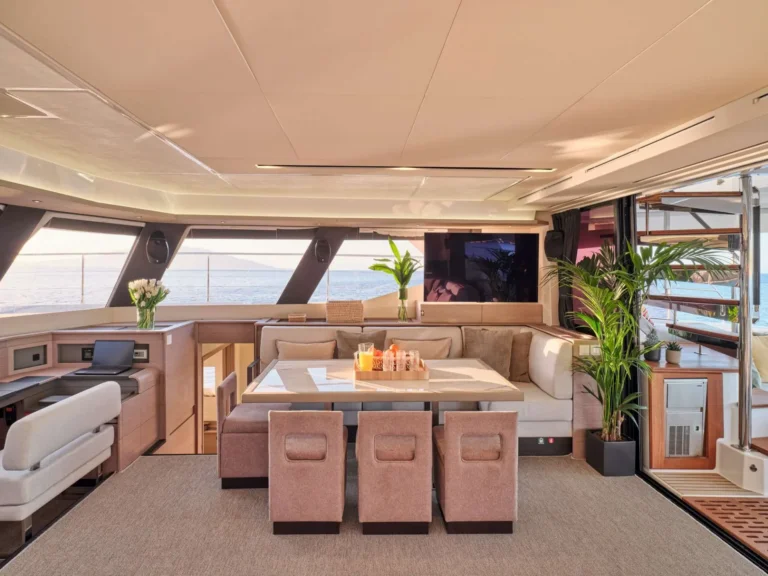 Fountaine Pajot Power 67 ALENA – Saloon dining