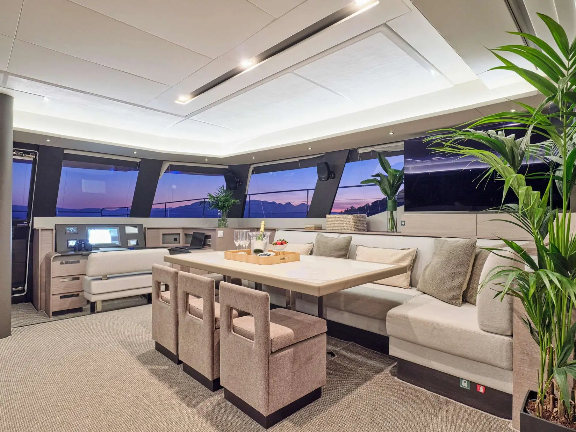 Fountaine Pajot Power 67 ALENA – Saloon and dining area