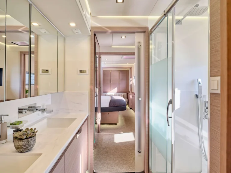 Fountaine Pajot Power 67 ALENA – Owner bathroom