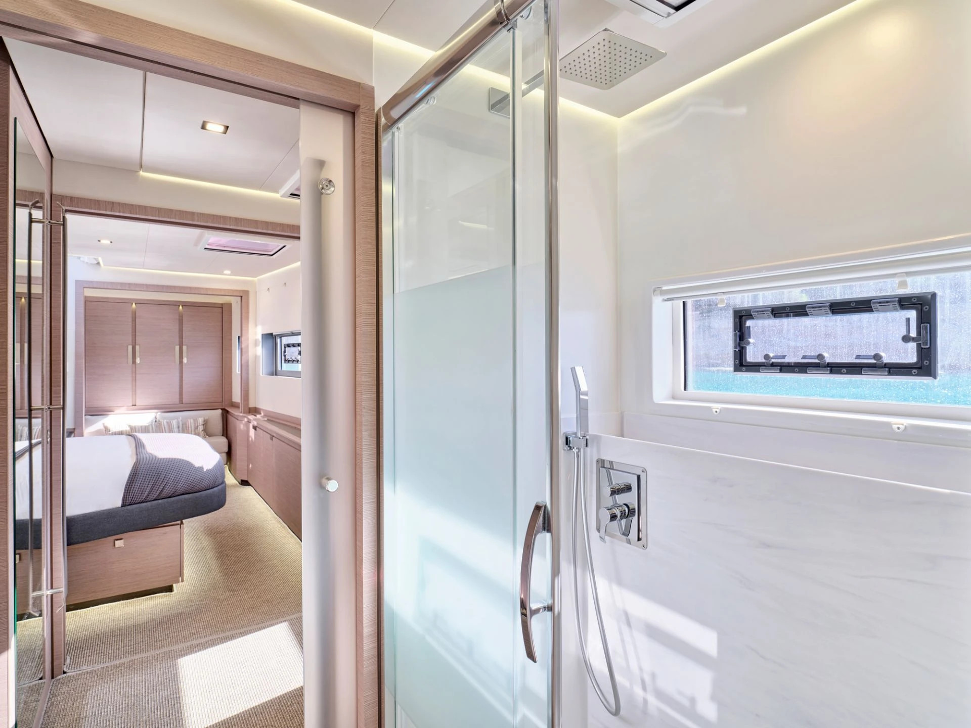 Fountaine Pajot Power 67 ALENA – Queen cabin and shower