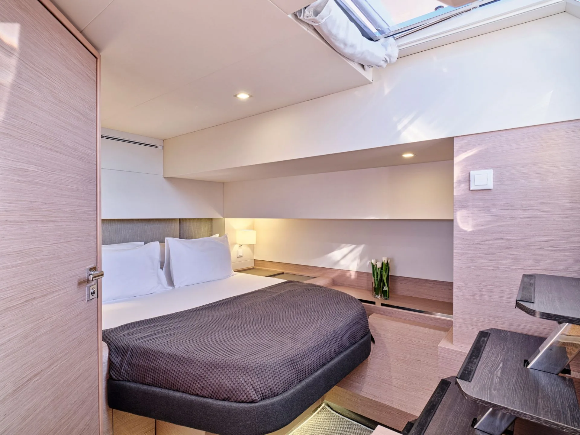 Fountaine Pajot Power 67 ALENA – Queen guest cabin