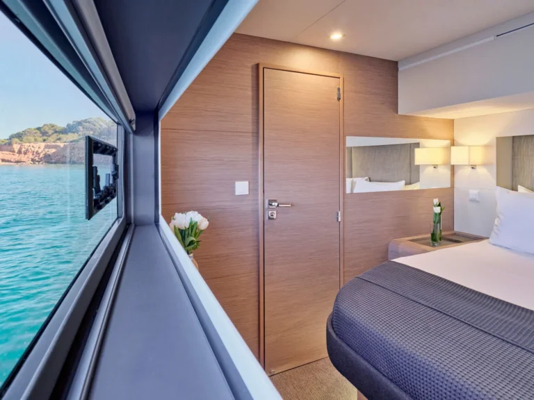 Fountaine Pajot Power 67 ALENA – Queen cabin view