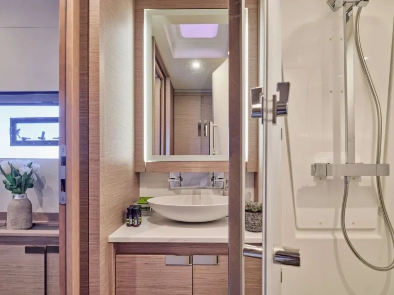 Fountaine Pajot Power 67 ALENA – Guest bathroom