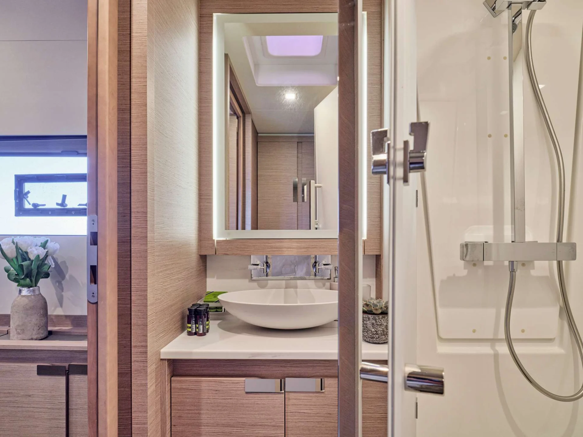 Fountaine Pajot Power 67 ALENA – Guest bathroom