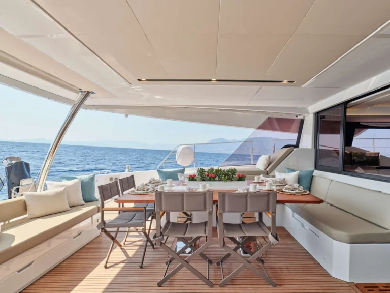 Fountaine Pajot Power 67 ELLY – Aft deck dining