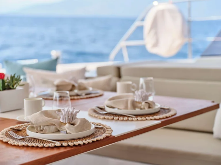 Fountaine Pajot Power 67 ELLY – Table setting