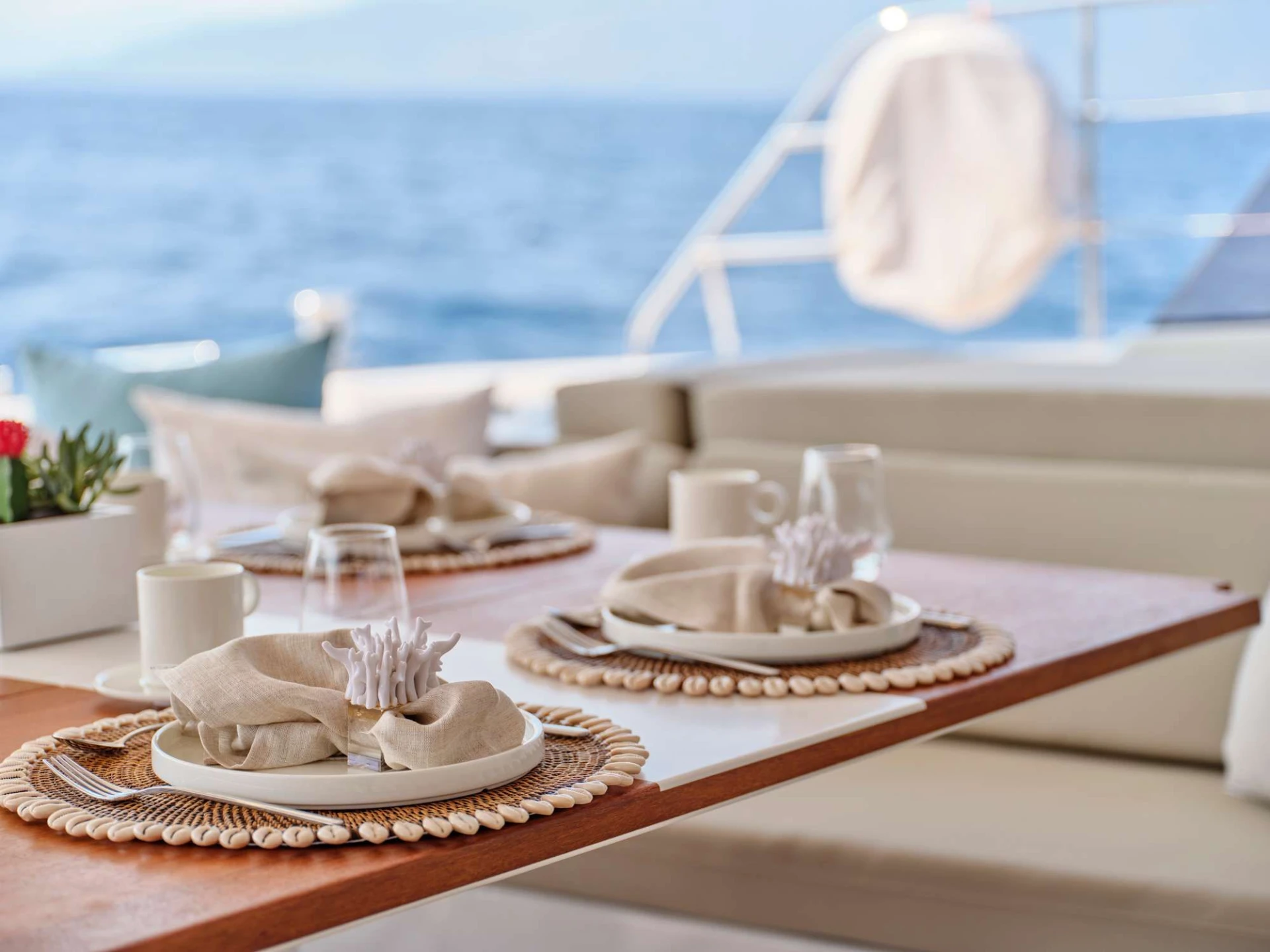 Fountaine Pajot Power 67 ELLY – Table setting