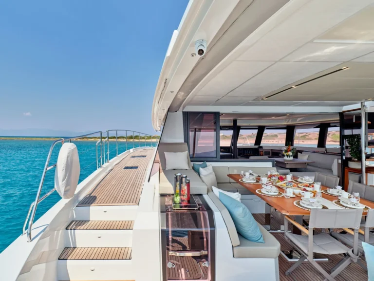 Fountaine Pajot Power 67 ELLY – Aft deck and saloon