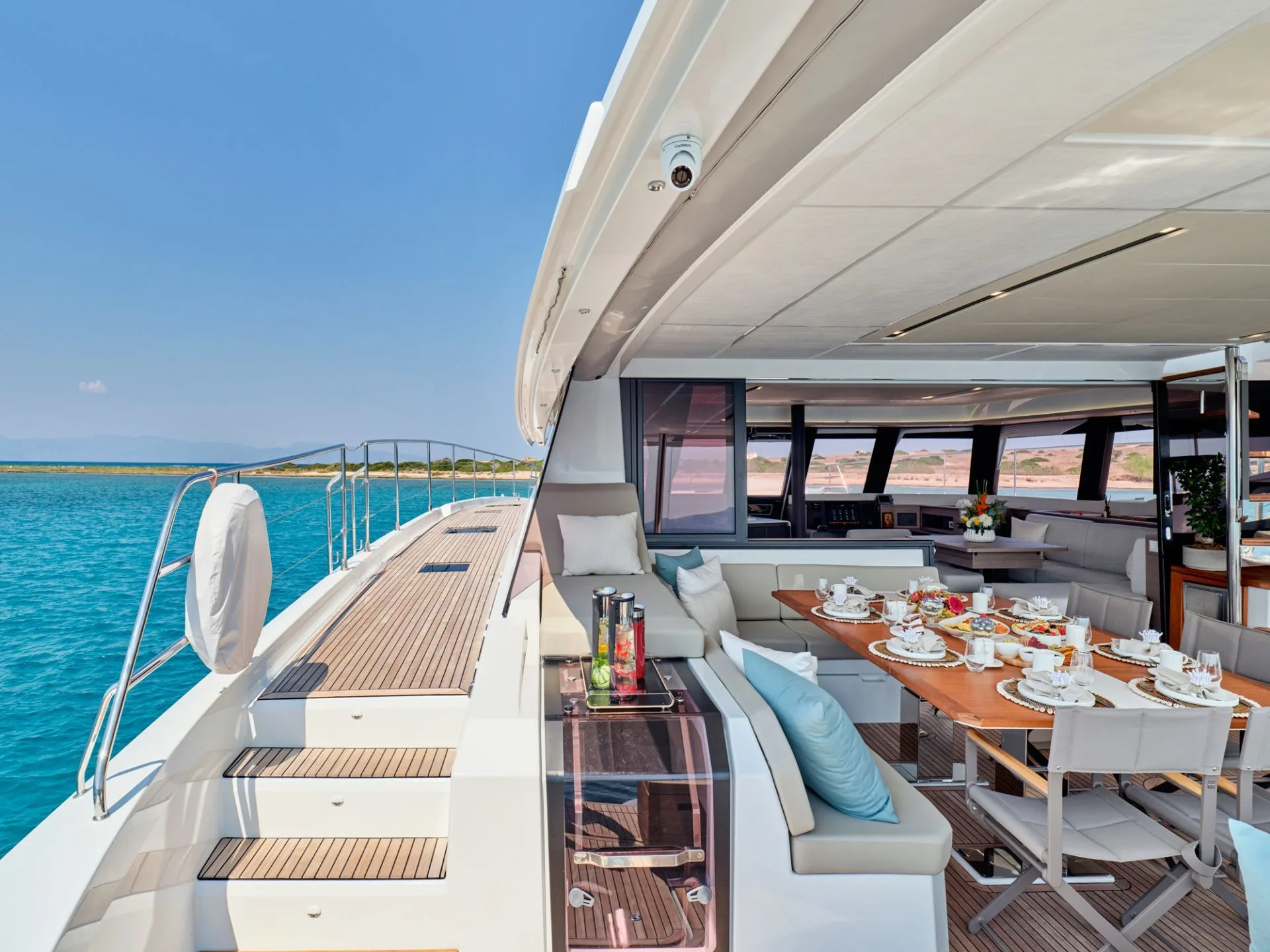 Fountaine Pajot Power 67 ELLY – Aft deck and saloon